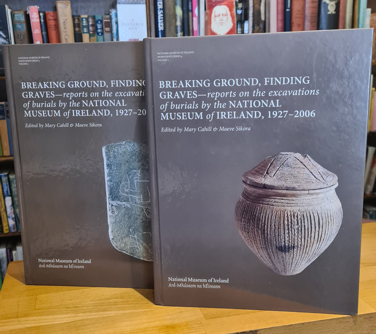 Breaking Ground, Finding Graves: Reports on the Excavations of Burials by the National Museum of Ireland, 1927-2006 [Hardback, 2 vols.], Mary Cahill, Maeve Sikora (eds.)